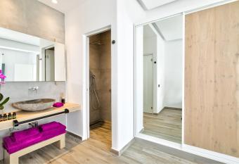 Portes Suites & Villas Mykonos has rooms with a private hot tub