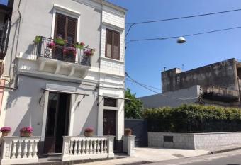 Moni Rooms has Balcony rooms