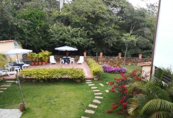 Casona El Retiro Barichara has rooms with a private hot tub