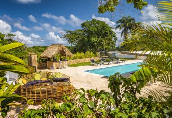 El Encuentro Surf Lodge has Balcony rooms