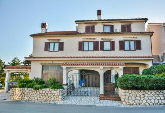 Bella Vista Apartments has Balcony rooms