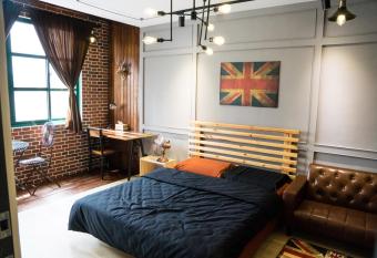 Baker Street London Style Inn allows 18 year olds to book a room