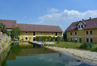 Statek Lun  kov allows 18 year olds to book a room