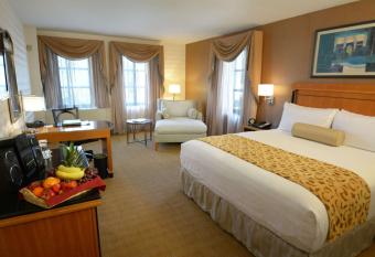 Inn at Great Neck has Balcony rooms