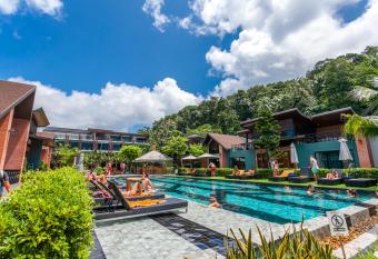 ChaoKoh Phi Phi Hotel and Resort- SHA Extra Plus has rooms with a private hot tub