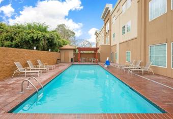 La Quinta Inn & Suites by Wyndham Lake Charles - Westlake allows 18 year olds to book a room