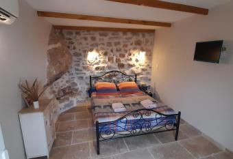 L Auberge du Mazet has Balcony rooms