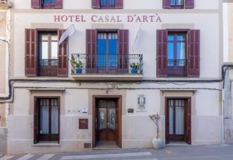 Hotel Casal d Art   allows 18 year olds to book a room