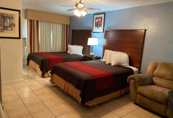 Delux Inn has rooms with a private hot tub