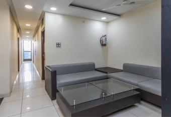 Capital O 4042 Hotel Mehar Residency allows 18 year olds to book a room