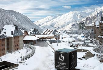 Hotel AC Baqueira Ski Resort, Autograph Collection has rooms with a private hot tub