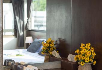 Green Leaf Hostel allows 18 year olds to book a room