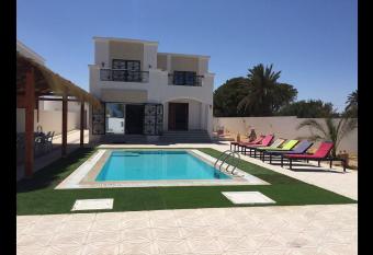 Belle Villa Avec Piscine sans vis a vis allows 18 year olds to book a room