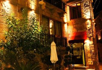 Tas Otel 17 allows 18 year olds to book a room