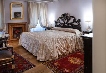 Relais Balcone di Giulietta has rooms with a private hot tub