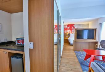 Radisson RED Campinas has rooms with a private hot tub