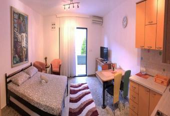 Apartment Green Building has Smoking rooms