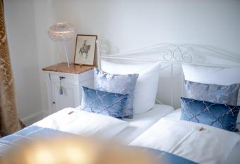 DAS KLEINE HOTEL IPHOFEN, Iphofens kleines Secret allows 18 year olds to book a room