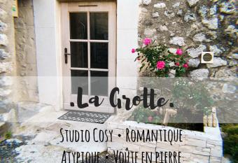 La Grotte has Balcony rooms