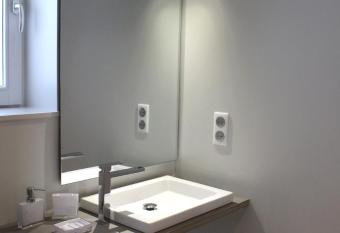 La Couture du Charme has rooms with a private hot tub