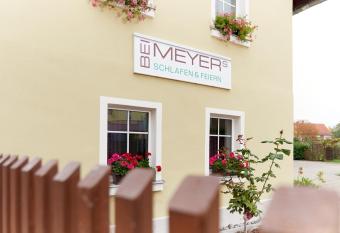 Bei Meyers Schlafen & Feiern has Balcony rooms