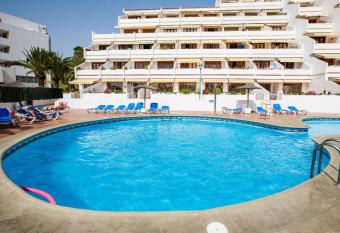 Apartment Avenida de Los Pueblos 16 allows 18 year olds to book a room