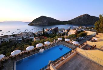 King Minos Hotel has rooms with a private hot tub