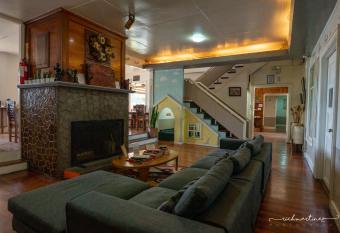 Old Orangewood Bed & Breakfast allows 18 year olds to book a room