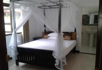 Apna Homestay Apartments has Smoking/Balcony rooms