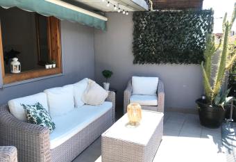 TOP APARTMENT con terraza en CalleEstafeta allows 18 year olds to book a room