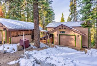 Fiske Cabin has Balcony rooms