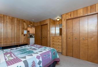 Hutchings Cabin & Apartment has Balcony rooms