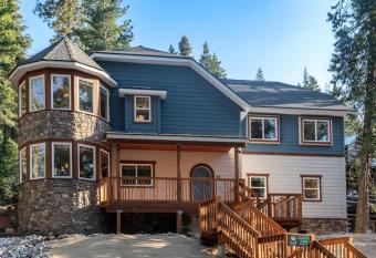 A Blue Sky Lodge has Balcony rooms