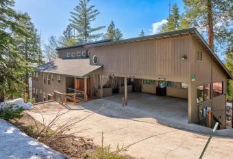 Falcons Nest (Upstairs) - 3BR/3BA Home allows 18 year olds to book a room