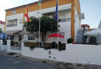 Alojamento Local Familiar has Balcony rooms