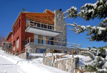 Casa Farellones has rooms with a private hot tub