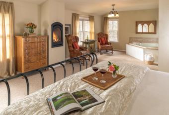 The Yellow House on Plott Creek has rooms with a private hot tub