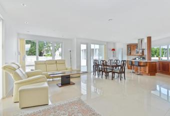 Hinna Paradise has rooms with a private hot tub