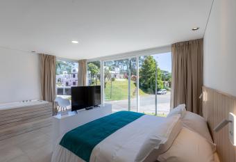 Live Hotel Boutique (Adults only) allows 18 year olds to book a room