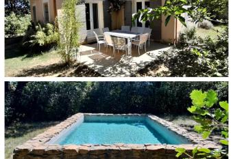 Les Lilas des Ch  nes allows 18 year olds to book a room