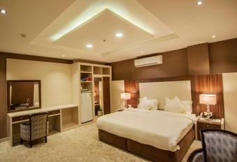 Elite Suites hotel - almalqa has rooms with a private hot tub