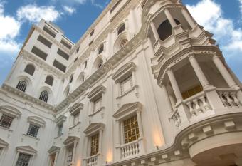 Luxus Grand Hotel allows 18 year olds to book a room