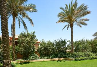 The Westin Cairo Golf Resort & Spa, Katameya Dunes has rooms with a private hot tub