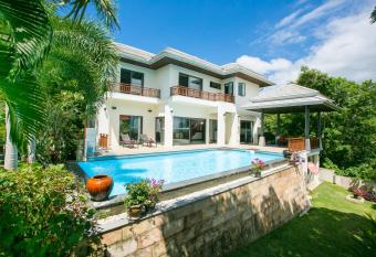 Villa Elysian has Balcony rooms