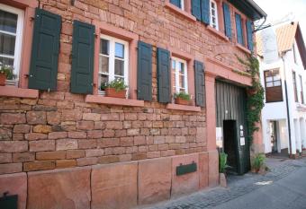 Alter Winzerhof Weisenheim am Berg e.K. allows 18 year olds to book a room