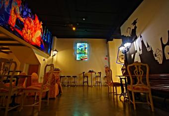 All Iron Hostel has Balcony rooms