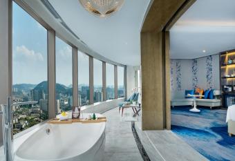 Sofitel Guiyang Hunter has rooms with a private hot tub