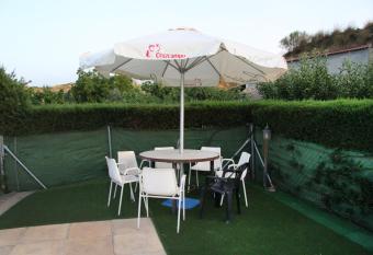 Cuevas Ca  ada de las Piedras has rooms with a private hot tub