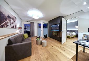 TWO TIMEZ - Boutique Hotel - with AC has Balcony rooms