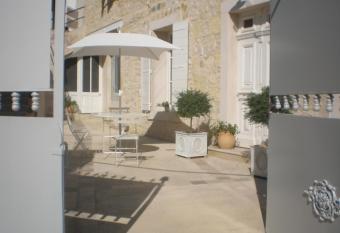 La Maison de Pap   has Balcony rooms